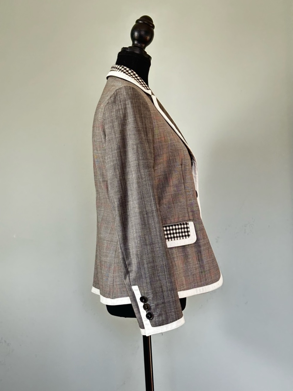 Chic Vintage Moschino Gray Plaid Blazer with White Trim and Gingham Accents - Picture 10 of 15